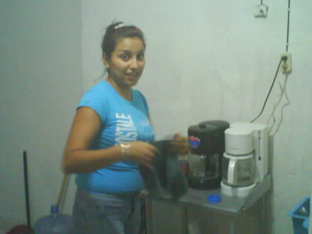 SIRVIENDO EL CAFESITO