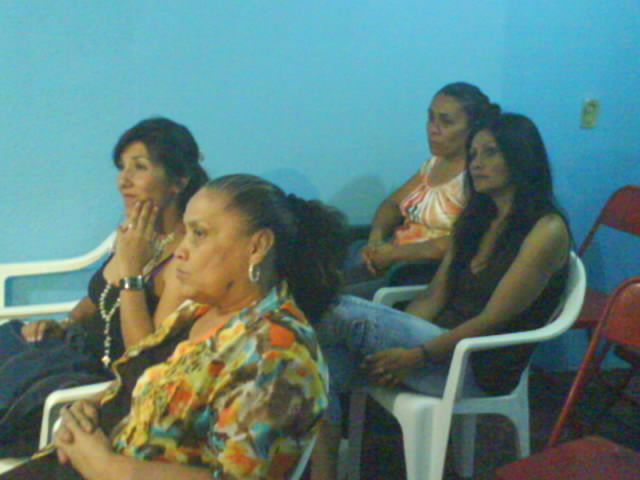 COMPAÑERAS ATENTAS AL TEMA.